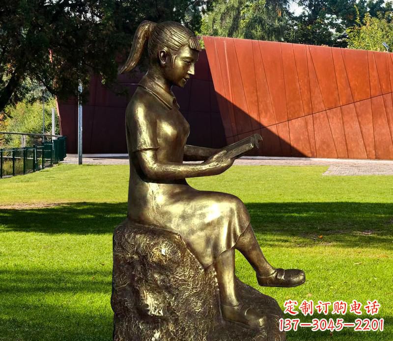 南京校园看书的女孩铜雕 