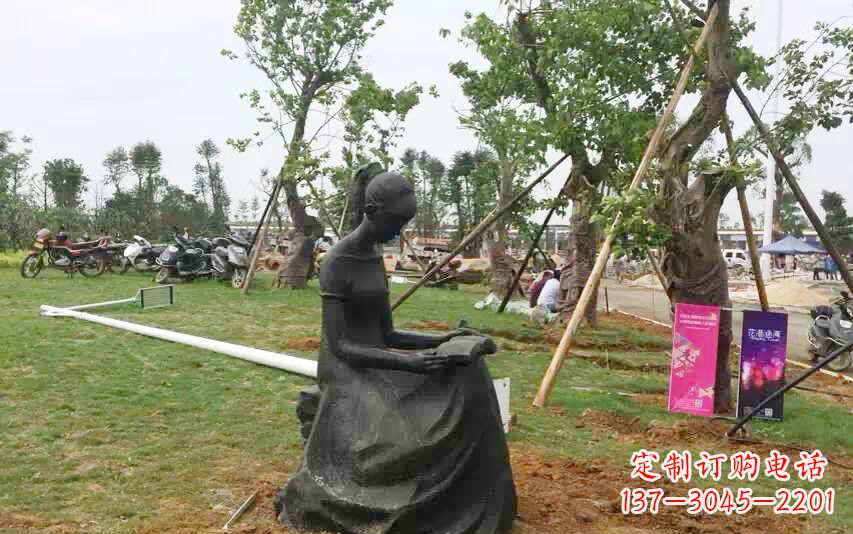 南京校园看书女孩雕塑