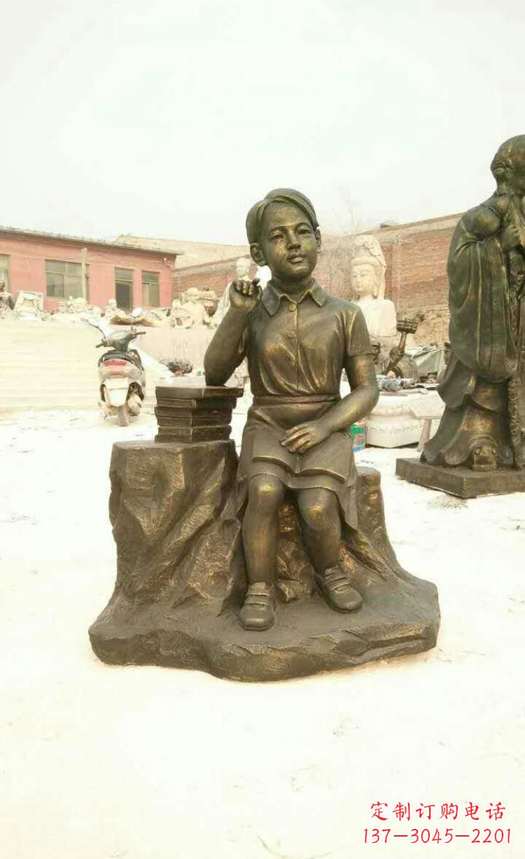 南京校园看书思考的学生铜雕