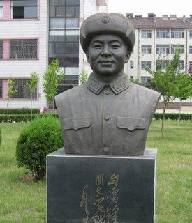 南京校园雷锋铜像