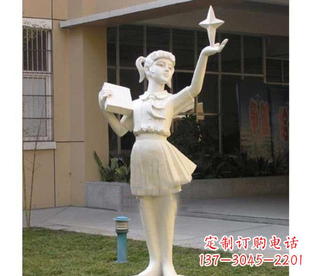 南京校园拿书本的小学生石雕