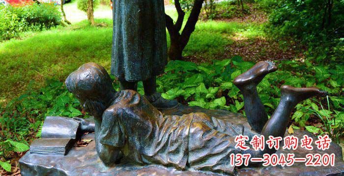 南京校园趴着看书的小男孩人物铜雕