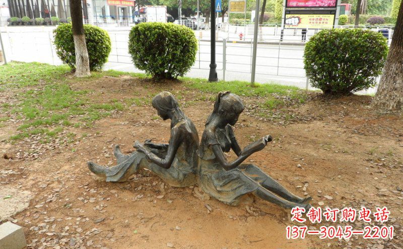 南京校园坐着看书的女孩人物铜雕