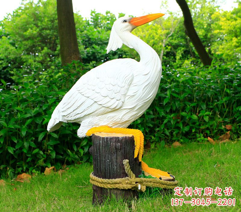 南京一男一女抱一只鸽子雕像
