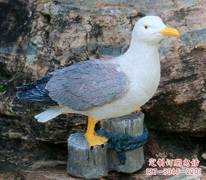 南京一手托鸽子 一手拿书本的雕塑像