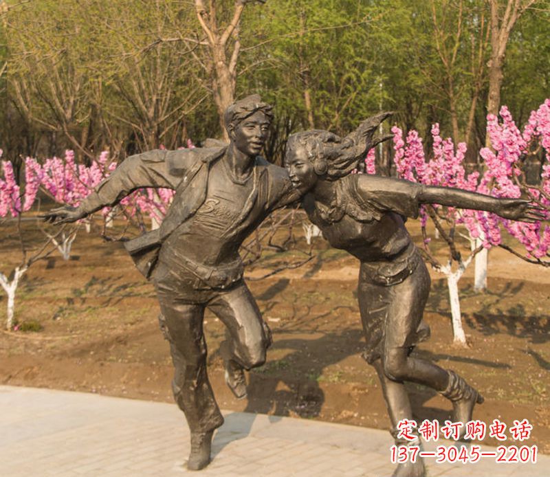 南京游玩的情侣铜雕