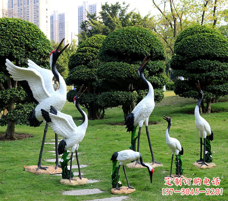 南京幼儿园卡通丹顶鹤雕塑