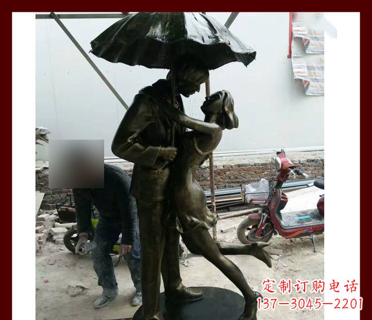 南京雨伞下拥抱的情侣铜雕