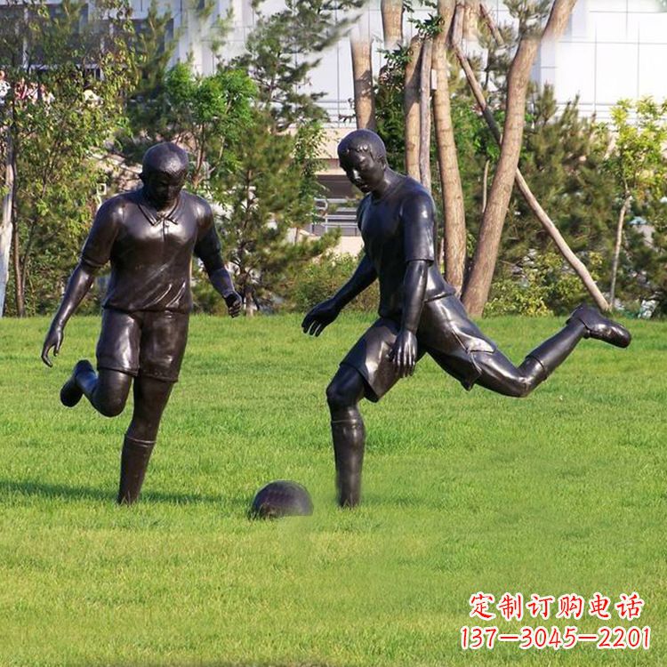 南京园林踢足球人物铜雕