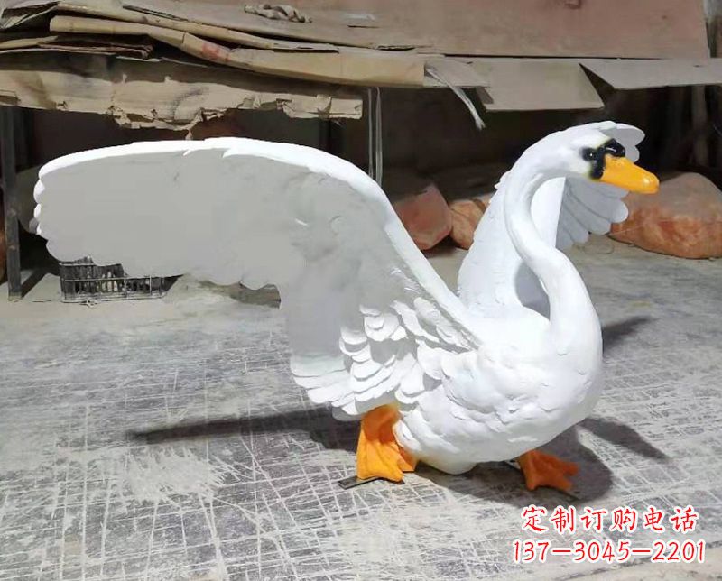 南京展翅翱翔的仿真白天鹅发光款
