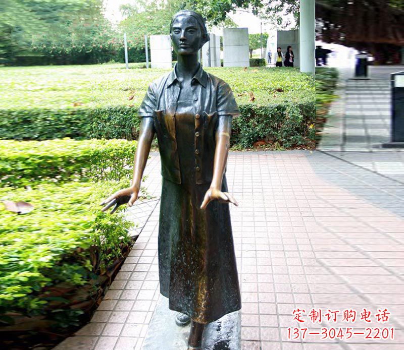 南京走路的盲人女孩铜雕