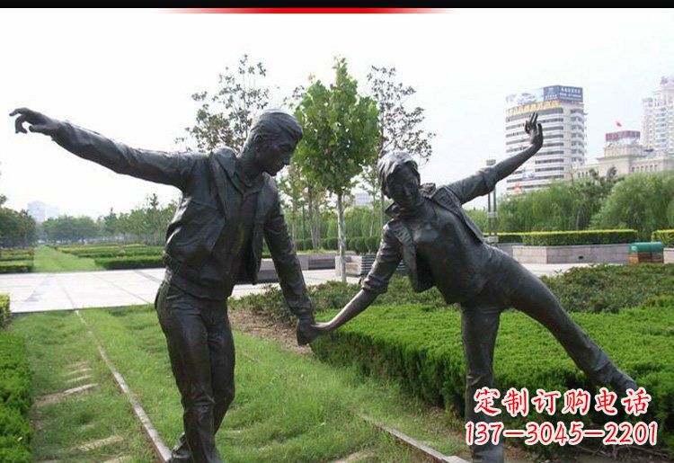 南京走铁轨的情侣铜雕