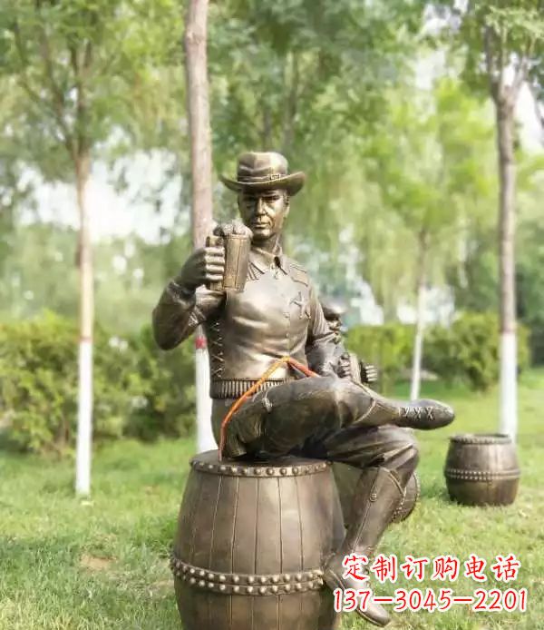 南京坐酒桶喝啤酒的牛仔铜雕