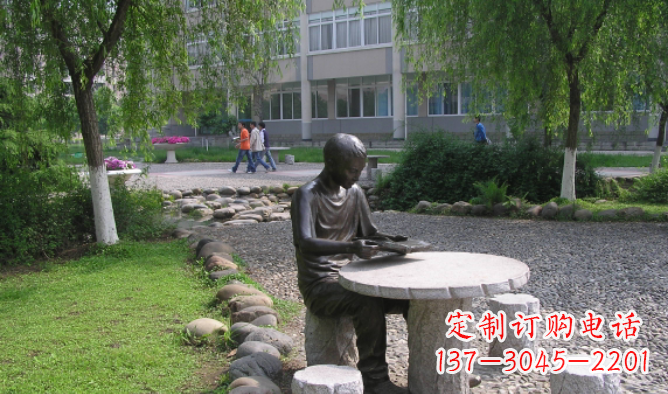 南京坐石桌凳看书的学生铜雕