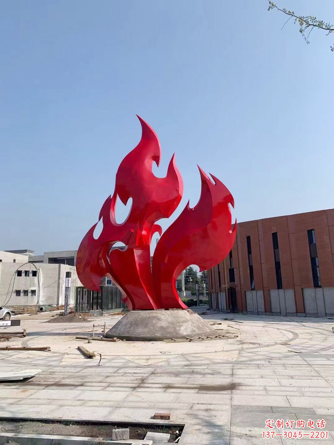 南京大学操场抽象不锈钢火苗雕塑
