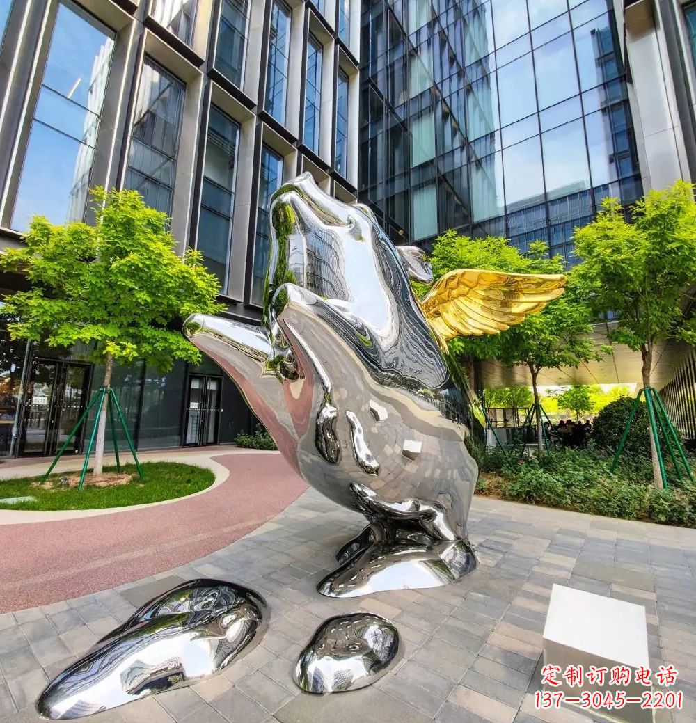南京猪雕塑-酒店门口一只带翅膀不锈钢镜面猪雕塑